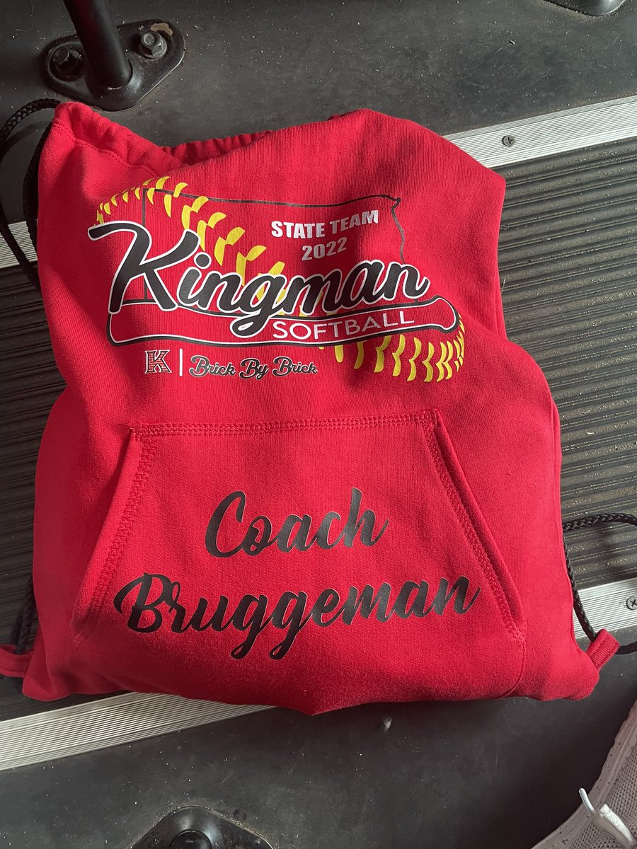 KingmanSoftball's tweet photo. And we’re off! Big thanks to our parents for the travel bags, to Factory 233 for donating the team’s t-shirts, to Jeri’s for donating breakfast this morning, and to Wholesome Nutrition for donating a drink to each player and coach! #BrickByBrick  #TheLastStack https://t.co/7pf79rxwHH