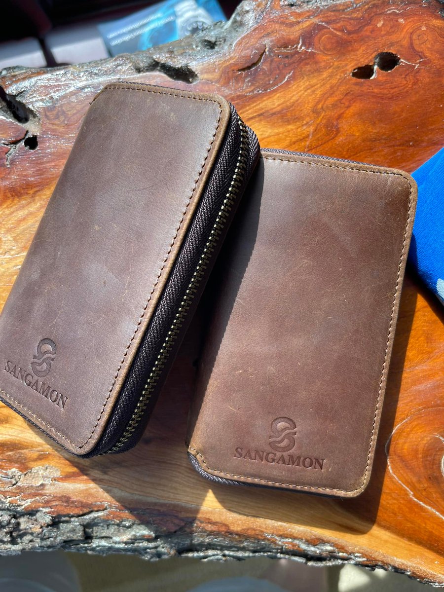 SangamonWatches's tweet image. 100% leather travel case for two watches, available at our online shop. #watchtravelroll #watchcases #sangamonwatches