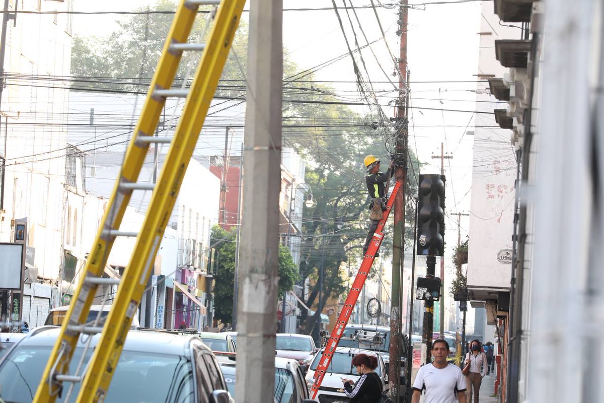 Iniciamos el reordenamiento del cableado aéreo en el Centro Histórico, un añejo problema para peatones y vehículos que además de dar mala imagen puede causar accidentes.

Gracias <a href="/totalplaymx/">Totalplay</a>, <a href="/Megacable/">Megacable</a>, <a href="/AxtelCorp/">AxtelCorp</a> y <a href="/Telmex/">Teléfonos de México</a> por sumarse a este esfuerzo.

#ContigoYConRumbo