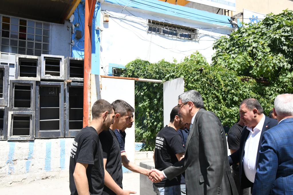 EyupOzkececi's tweet photo. İl yönetim kurulumuzla birlikte İl Yönetim Kurulu Üyemiz Sn @huseyinkitir'ı, abisi @kitirmustafa'ı ve Sembol Çelik Kasa çalışanlarını ziyaret ettik.

Sn @huseyinkitir'a, kardeşine ve ekibine hayırlı kazançlar diler;  misafirperverlikleri ve hoş sohbetleri için teşekkür ederim. https://t.co/rHRYCZvwvC