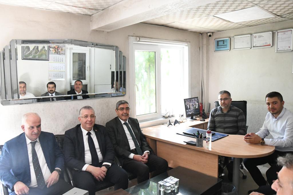 EyupOzkececi's tweet photo. İl yönetim kurulumuzla birlikte İl Yönetim Kurulu Üyemiz Sn @huseyinkitir'ı, abisi @kitirmustafa'ı ve Sembol Çelik Kasa çalışanlarını ziyaret ettik.

Sn @huseyinkitir'a, kardeşine ve ekibine hayırlı kazançlar diler;  misafirperverlikleri ve hoş sohbetleri için teşekkür ederim. https://t.co/rHRYCZvwvC