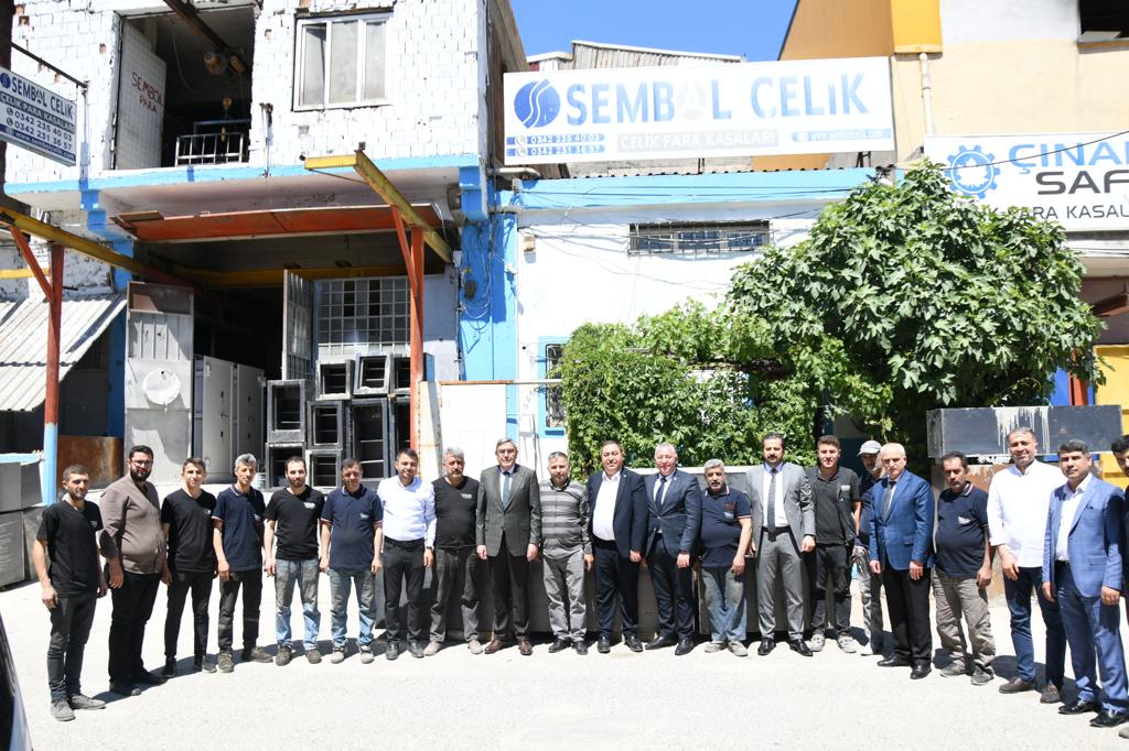 İl yönetim kurulumuzla birlikte İl Yönetim Kurulu Üyemiz Sn <a href="/huseyinkitir/">Hüseyin Kıtır</a>'ı, abisi <a href="/kitirmustafa/">Mustafa Kıtır🇦🇿🇹🇷</a>'ı ve Sembol Çelik Kasa çalışanlarını ziyaret ettik.

Sn <a href="/huseyinkitir/">Hüseyin Kıtır</a>'a, kardeşine ve ekibine hayırlı kazançlar diler;  misafirperverlikleri ve hoş sohbetleri için teşekkür ederim.