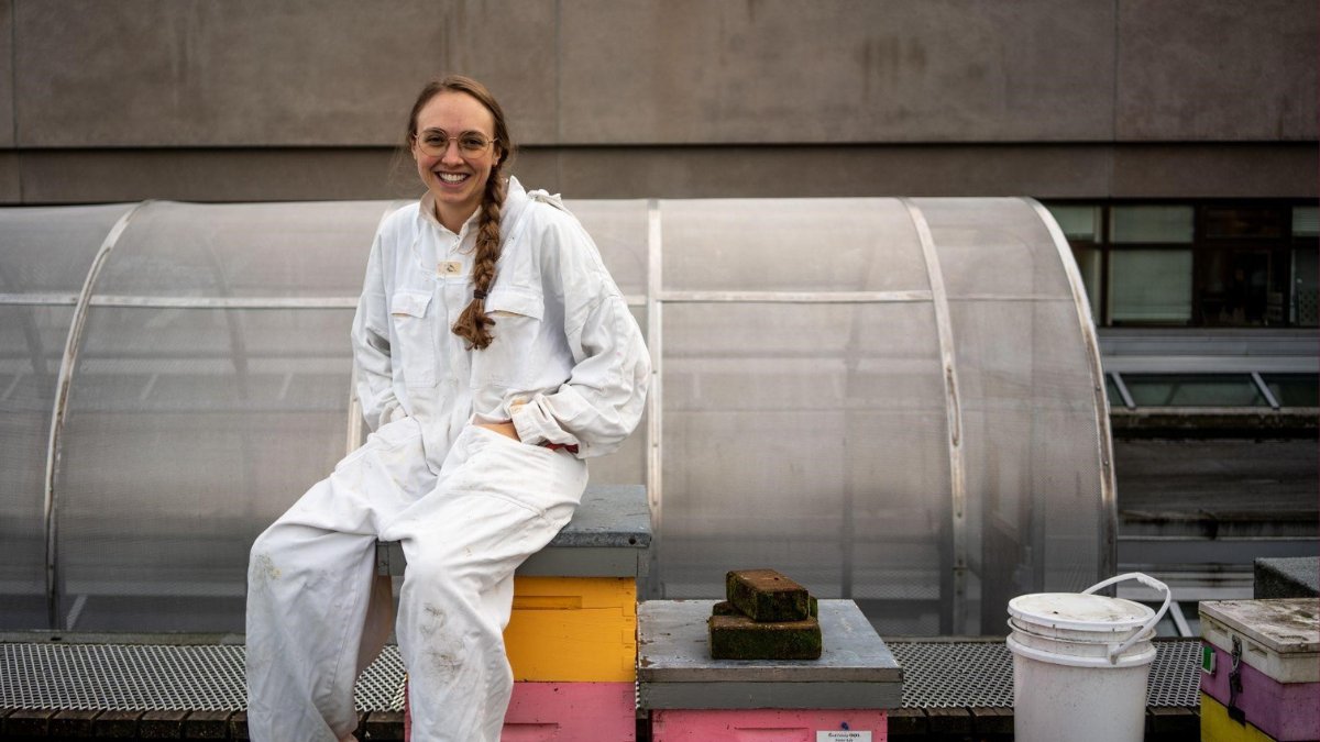 CBR_UBC's tweet photo. 🐝What's it like to "bee" a honeybee scientist?
Follow a day in the life of Abigail Chapman, a PhD student in the #FosterLab, as she plans summer experiments, works with beehives, and heads into the lab. @lenjf
📷Photos & writing by @rhothygesen: https://t.co/GDMaQNKfjF https://t.co/SlcQa5OfRC