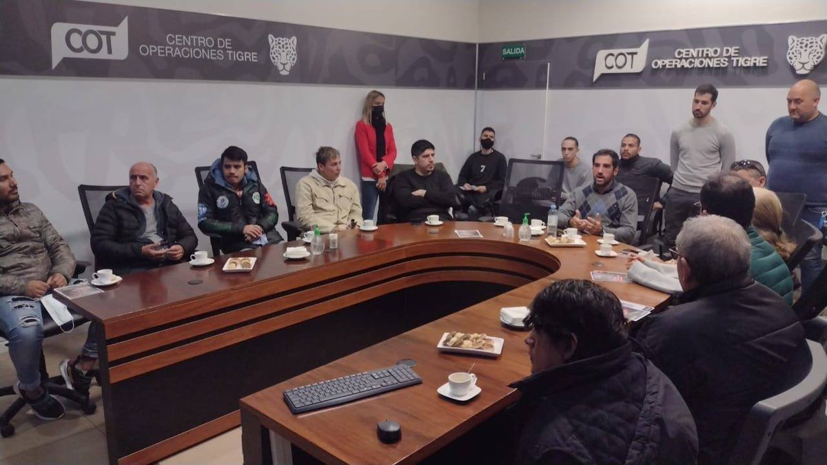 AlertaTigre's tweet photo. Hoy recibimos en el #COT a vecinos que, mediante los cursos de #TigreInstitutoFormativo, se capacitaron en instalación y mantenimiento de cámaras de videovigilancia. 

¡Muchas gracias por la visita! https://t.co/YI8Xr6WhQq