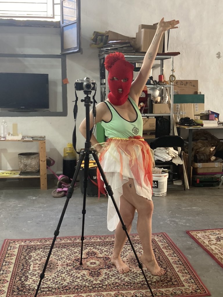 PurocaosC's tweet photo. Vamos que nos vamos!! 
Último ensayo antes de llegar al @OFFLatinaTeatro con nuestro nuevo espectáculo “MUSAS”
🔥✨28 y 29 de Mayo✨🔥 https://t.co/9ImAYlqURU