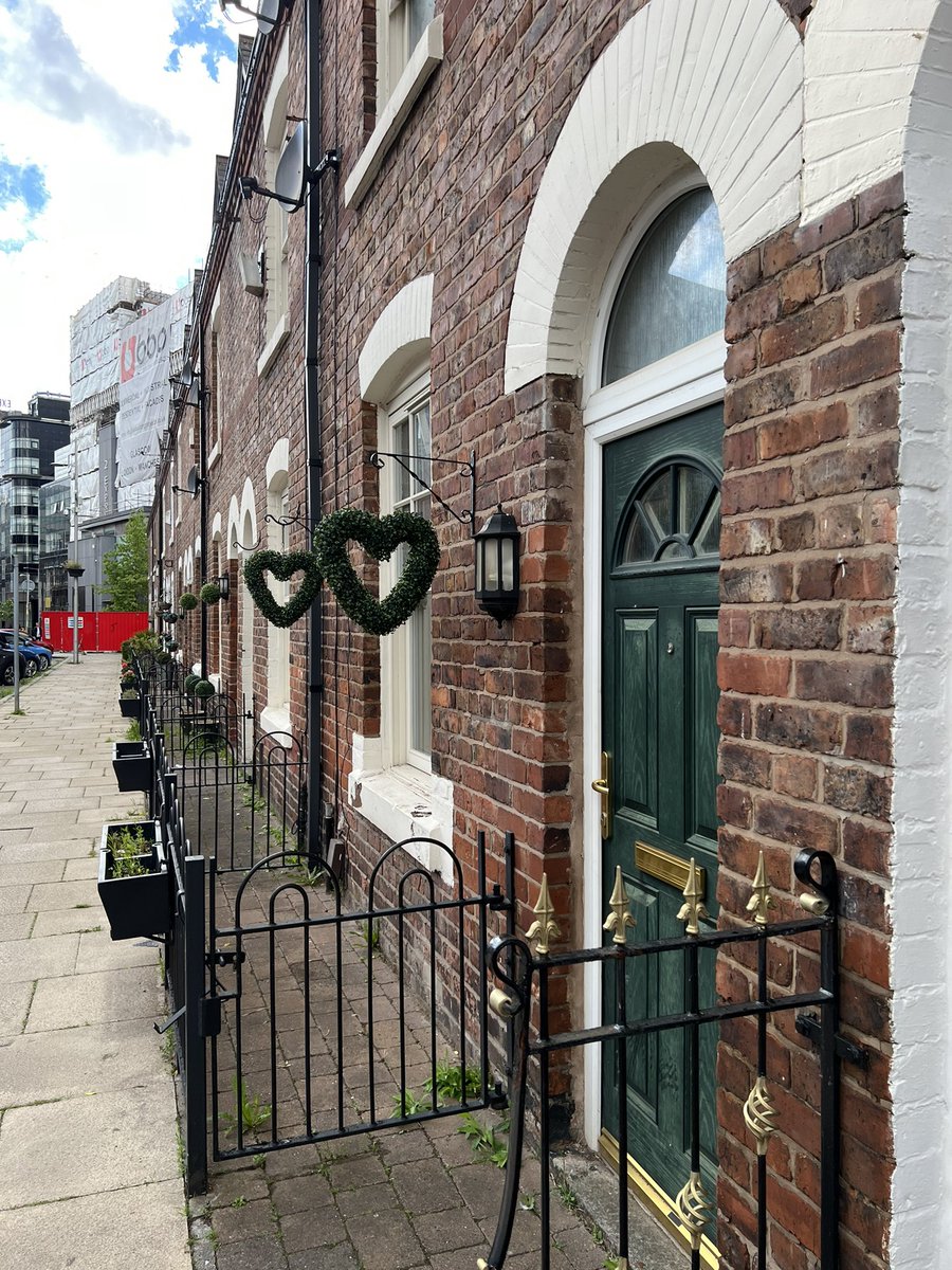 k4shf's tweet photo. Wow first time I have been in #Ancoats for a event at the #expressbuilding never knew these houses existed reminds a little of #wonderfulwestwood 👍back hopefully in #oldhamhour later @muzahidukhan https://t.co/9Xvywzs6Bi