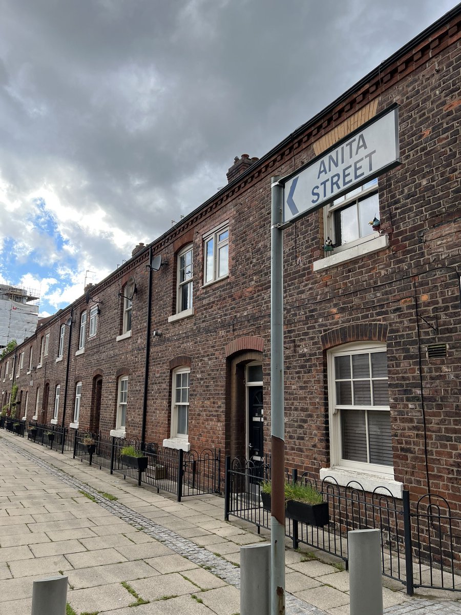 k4shf's tweet photo. Wow first time I have been in #Ancoats for a event at the #expressbuilding never knew these houses existed reminds a little of #wonderfulwestwood 👍back hopefully in #oldhamhour later @muzahidukhan https://t.co/9Xvywzs6Bi
