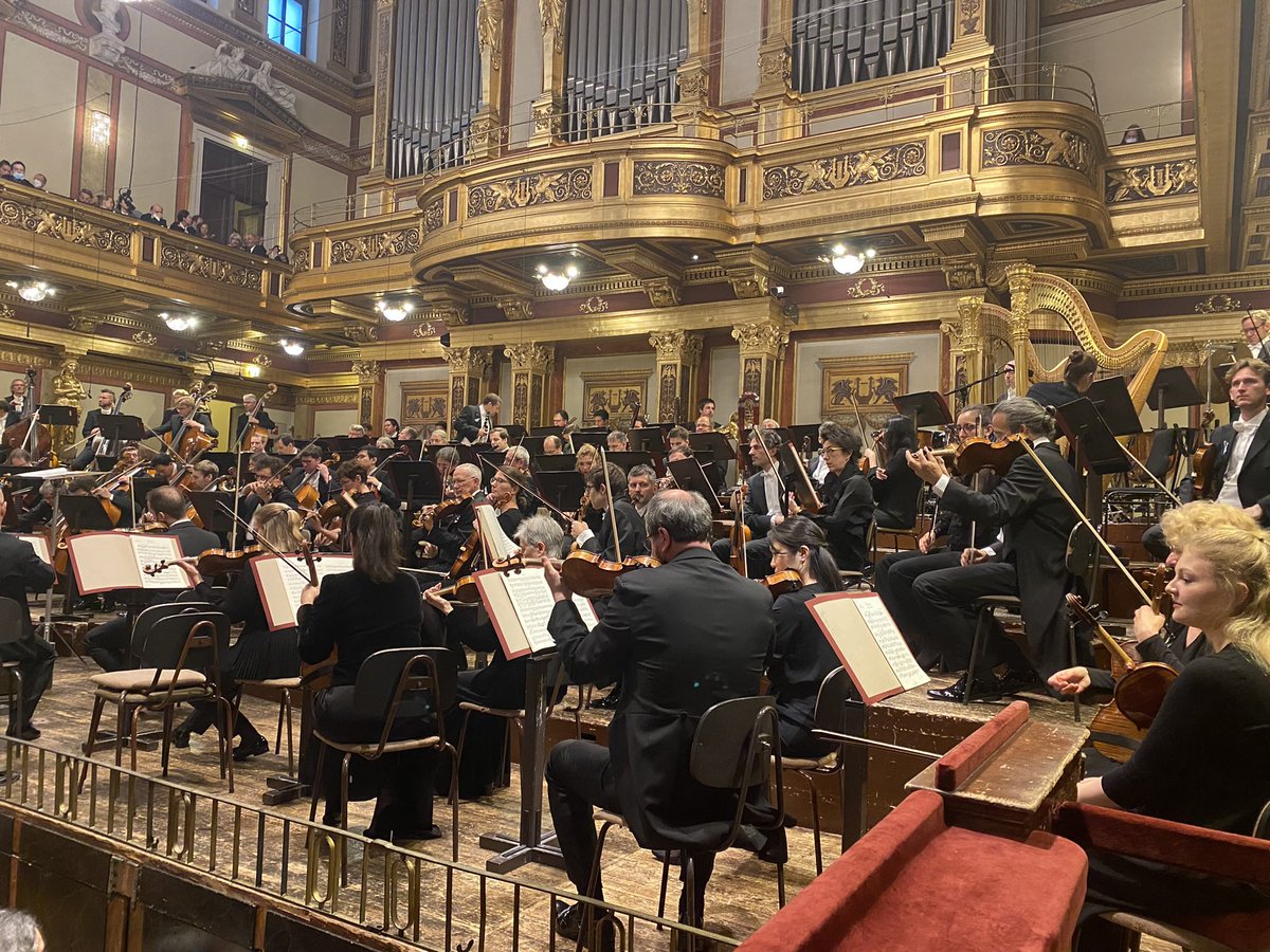 schulz_marit's tweet photo. Ein voller Konzertsaal im @Musikverein Wien, ein großartiges Konzert des @Gewandhaus Orchesters unter Leitung von @andris_nelsons, begeisterte TeilnehmerInnen und ein Abend voll gefüllt mit Austausch über Leipzig und die Musik. @LeipzigTourist sagt allen Partnern DANKE! https://t.co/ZSeyHzLfdX