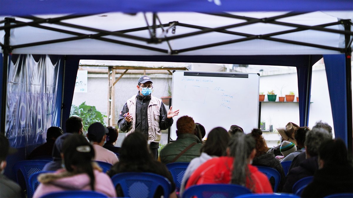 #ADRA inició la tercera fase del proyecto #HuertosFamiliares en el Centro Amor, en #Quito.🌱Mediante esta iniciativa, y gracias al apoyo de <a href="/OIMEcuador/">OIM Ecuador</a>, más de 100 personas en situación de movilidad humana se capacitaron sobre la agricultura, el medio ambiente y la nutrición.