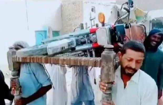 KakaGameloop's tweet image. Every Pakistan right now 😂😂🔥

#PetrolDieselPrice