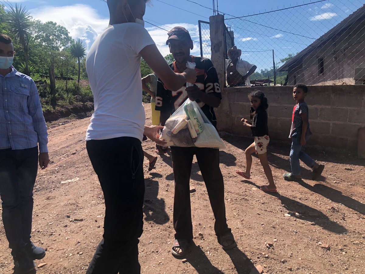 AcoesHonduras's tweet photo. EQUIPO DEL PROYECTO DE ANCIANOS VISITA BENEFIARIOS EN CALPULES OLANCHO
El equipo de gestión del proyecto de ancianos viajó hasta la comunidad de Calpules (Olancho) con el objetivo de estar más cerca de los beneficiarios que en esa zona ayudan.
#AprendiendoACompartir https://t.co/X5uaB7fi6P