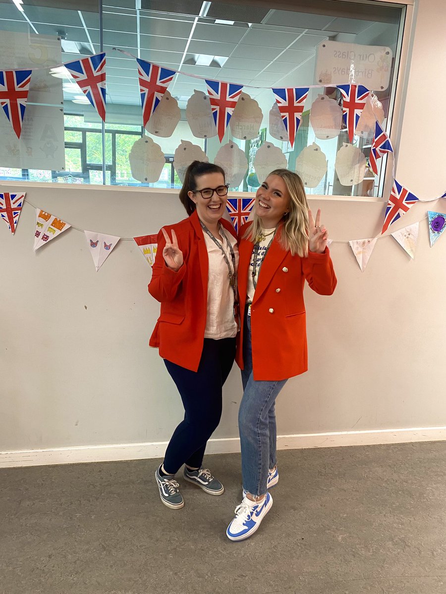 missrobotweets's tweet photo. So much fun celebrating the Jubilee today. @MonkDanika @JanePittman4 🇬🇧❤️🇬🇧❤️ https://t.co/gaXU9d7alq