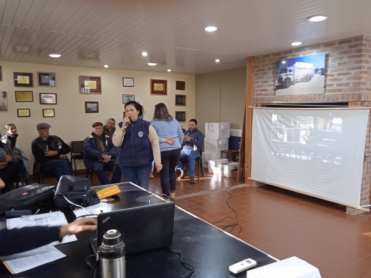 aguiarpatricia7's tweet photo. Hoy estuvimos @MGAPUruguay en reunión Mesa de Desarrollo Rural de Colonia en #SOFORUTA Tarariras. Activa participación de delegados/as. Próxima sesión será en Conchillas, y se trabajará de com��n acuerdo sobre los Recursos Acuáticos, abordando la situación a nivel departamental. https://t.co/OVE1PpvOSR