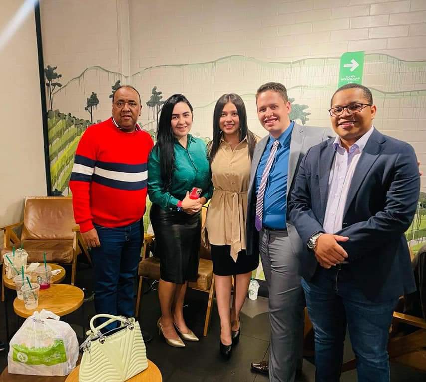 OsvalConcejal's tweet photo. Nuevos caminos, nuevos horizontes…
Compartiendo con excelentes amigos Adriana Duarte, Mathiw Duran, Juan Pablo Holguin Arango y Sandra Molina https://t.co/6dh99Kg10R