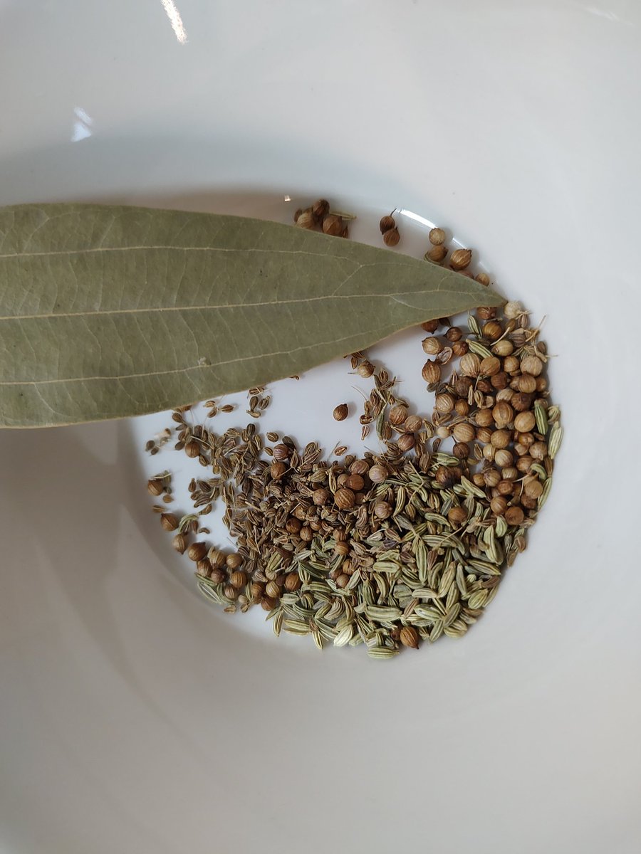 GeologistsCat's tweet photo. #CurryAdventure part? Many colourful #spices including Asian bay leaf & #coriander, a huge amount of #onion, #fenugreek leaves from the garden etc.
...
#cooking https://t.co/PYCCDFSrJF