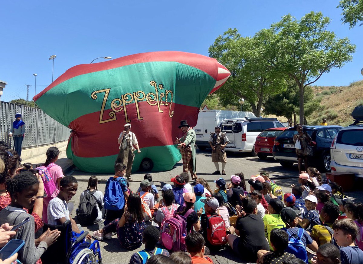 ercpaeria's tweet photo. El @festivalenre9 ha començat ‼️ @LaBaldufaTeatre ha donat el tret de sortida amb la cercavila #Zepellin 🎭 El regidor @jrutllant ha assistit a la inauguració d'unes jornades que es celebraran aquest cap de setmana a #LaMariola, #TuróDeGardeny i #BlocsJoanCarles 🥳 https://t.co/1SIOBK1Zyz