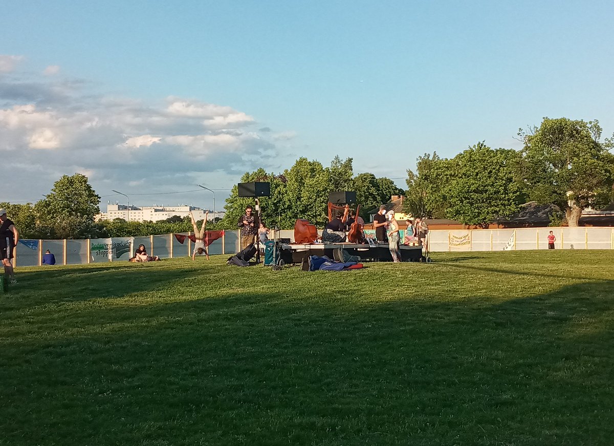 🎼 Gerade läuft die Vorbereitung für das Abendprogramm: Wirrbel spielt gleich am Camp! 

klimacamp.at/workshop/wirrb…