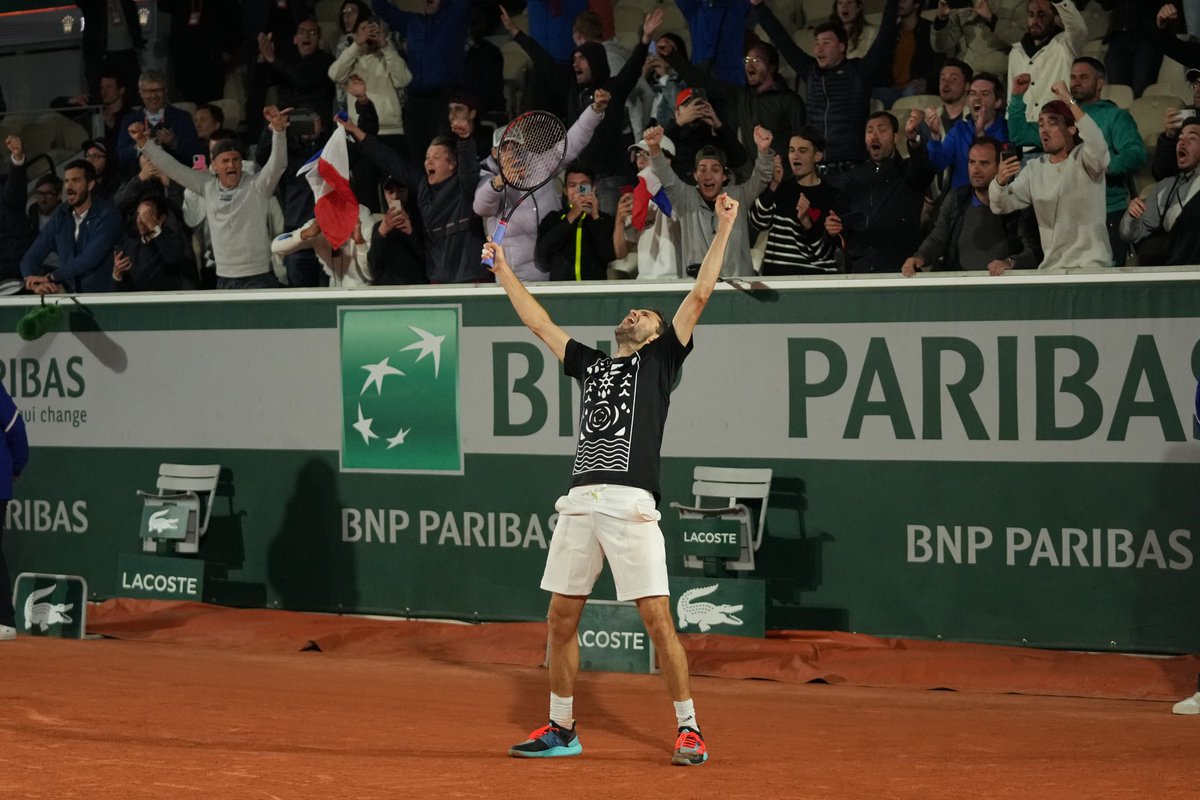 Dan10nis's tweet photo. Incroyable Gilles SIMON, 37 ans, qui pour son dernier Roland Garros se qualifie pour le 3e tour.

500e victoire de sa carrière.
Tout simplement incroyable Gilou. https://t.co/VGIhxszwQV