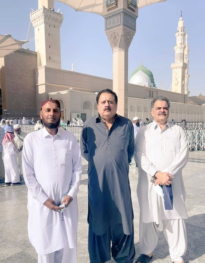 حرم شریف مدینہ منورہ  روضہ اطہر پر حاضری کے بعد جناب طارق بشیر چیمہ صاحب  وفاقی وزیر فوڈ سکیورٹی حکومت پاکستان ، سابق صدر  BCCI جناب مبشر صاحب اور اللہ بخش کلیار ، محترم چیمہ صاحب عمرہ کی حاضری کے لیے حرمین شریف آئے ہوئے ہیں ۔ 
تقبل اللہ