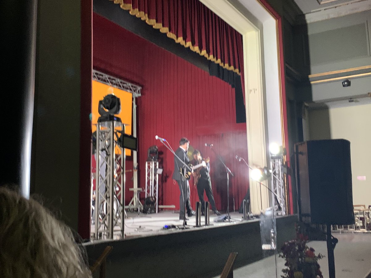 La música que nos hace bailar en nuestros asientos. Unos maravillosos #Aragonexporta. Un año más premiando a las empresas aragonesas ⁦<a href="/camarazaragoza/">Cámara Zaragoza</a>⁩