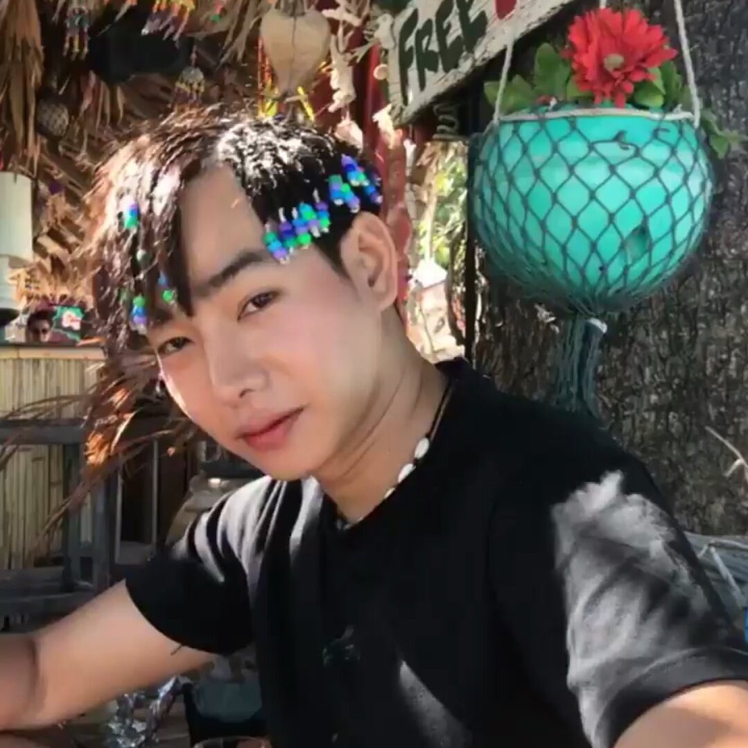 PSluvPL's tweet photo. จากหนังสือ LIFESTYLE + TRAVEL ใครจำไม่ได้เฮีย @peckpalit ไปเกาะหลีเป๊ะ สตูล ตอนไหน มาย้อนดูภาพความหลังกัน ตอนเดือน Dec’19 ก่อนโควิด-19 มาไทยนิดเดียว

ทริปนี้มีภาพจำคือหมาไม่คินลูกชิ้น 🤣🤣🤣

cr. ���� ไม่พวงแหนดก็พวงหลิวนี่แหละ

#เป๊กผลิตโชค 
#PeckPaLitChoke https://t.co/WzMS5UmI04