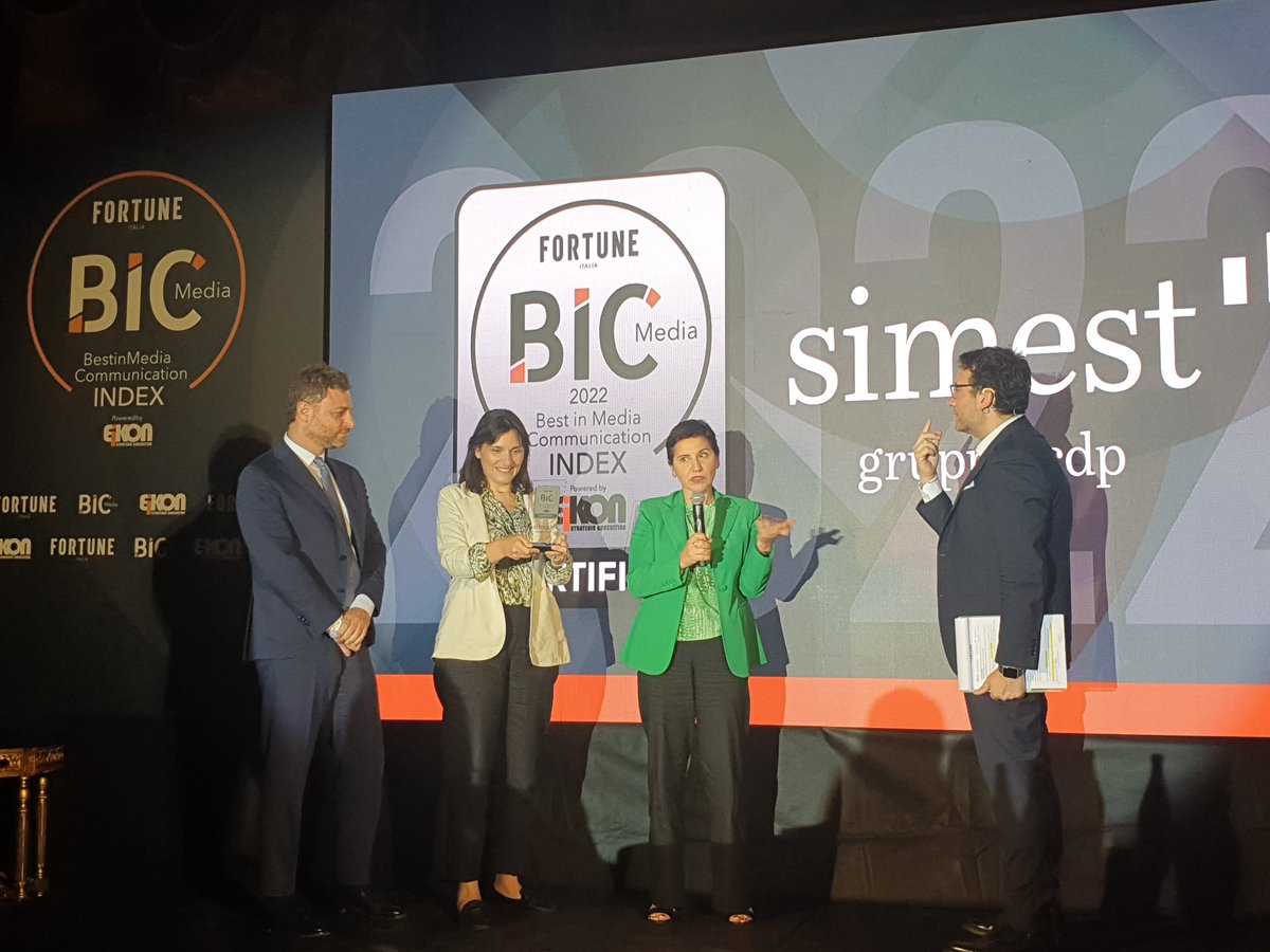 Anche <a href="/SIMEST_IT/">SIMEST</a> (società del <a href="/GruppoCdp/">Cassa Depositi e Prestiti</a>) è tra le 22 aziende ad ottenere per la 1^ volta la certificazione #BestInMediaCommunication #BIC22.
Ritirano Lorella Campi (<a href="/lorellacampi63/">Lorella Campi 🇮🇹</a>), Francesco
Mele (<a href="/FrApfel/">Francesco Mele</a>) e Antonella Mandarano (<a href="/antonellamanda3/">antonella mandarano</a>). 
Complimenti a #SIMEST!
#BIC