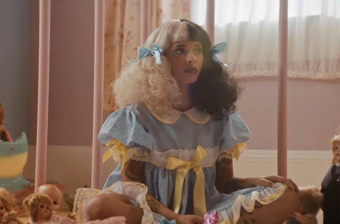 melaniebossbr's tweet photo. TÓPICO: Em qual era vocês conheceram Melanie Martinez? https://t.co/b1xR5q2GhF