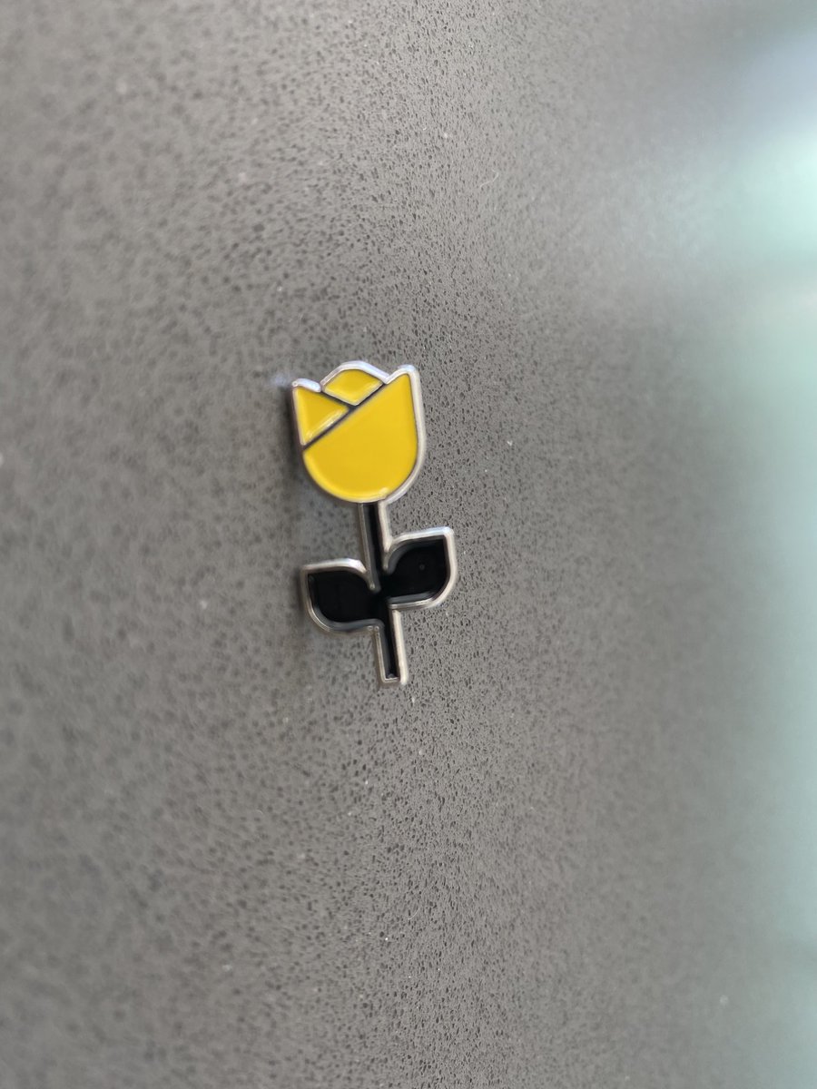 Thank you to Sue for her kindness today. ⁦<a href="/merseyrail/">Merseyrail</a>⁩ - these tulip badges are a lovely way of letting your team know that someone may need assistance.