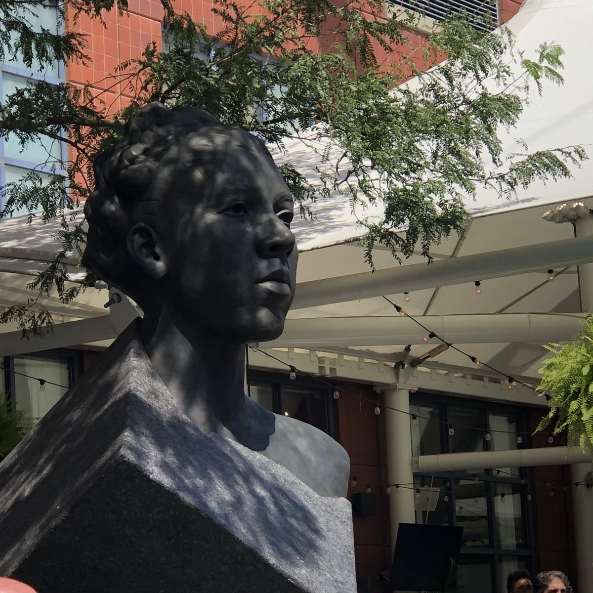 BillieJeanKing's tweet image. Remembering the great Althea Gibson today. 

On May 26, 1956, she became the first Black tennis player to win a major singles title, defeating the U.K.’s Angela Mortimer 6-0, 12-10 in one hour, 45 minutes in the women’s singles final of the French Championships. 

#RolandGarros