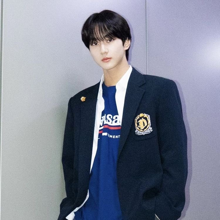 ficsyen's tweet photo. " Fall for me " 

- Yjw x oc au wherein Jeya has a bakery shop and Jw a varsity player who was forced by his friends to go to the bakery because his friends wanted to see Jeya who is beautiful. https://t.co/eKA06W5PFh