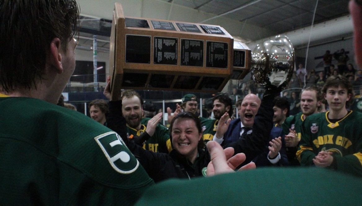 Jac_Gutierrez14's tweet image. FIRST FEMALE ATHLETIC TRAINER to win the Clark Cup

I want to give a special thanks to Coach Strand and the whole Musketeers Organization for bringing me into this FAMILY &amp;amp; for the opportunity to become a trailblazer for all women in sports. Thank you all. 

WE DID IT 

2G4EN2P❤️
