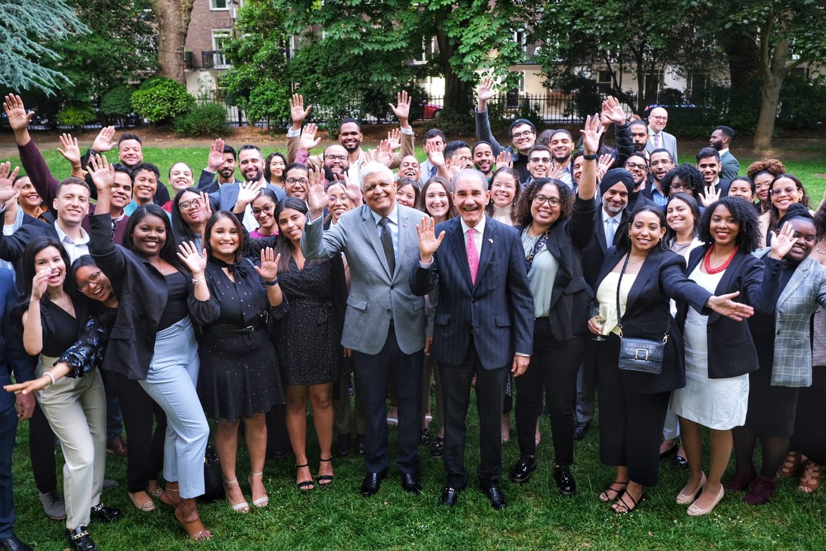 fgarciafermin's tweet photo. Encuentro exitoso que sostuve con Becarios @MESCYTRD, organizado por la Embajada Dominicana en Londres. Gracias al Emb. Elnio Durán y a todo el personal de la Embajada. Un momento de felicidad y orgullo para el Gobierno del Cambio @luisabinader https://t.co/ok9RBkpii0