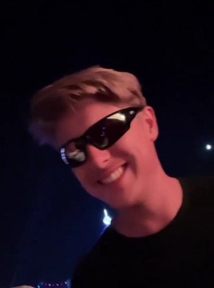 Me knowing that I will see <a href="/DUALIPA/">DUA LIPA</a> and <a href="/MartinGarrix/">MARTIN GARRIX</a> performing right after each other *they gonna announce their new collab*