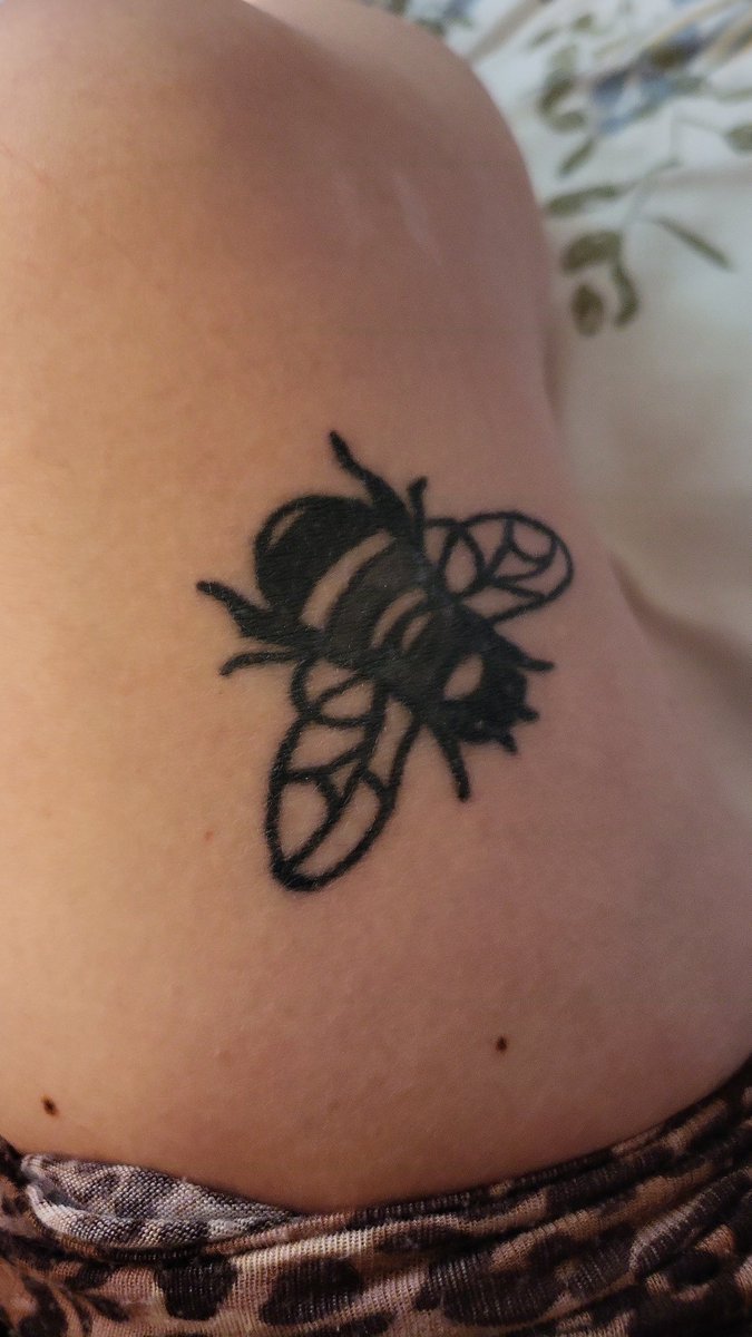 RuthCheeseman's tweet photo. @IBDBatman She is still 'the bees knees!' xxx #preferredneighbours https://t.co/l1rPTm0VYl