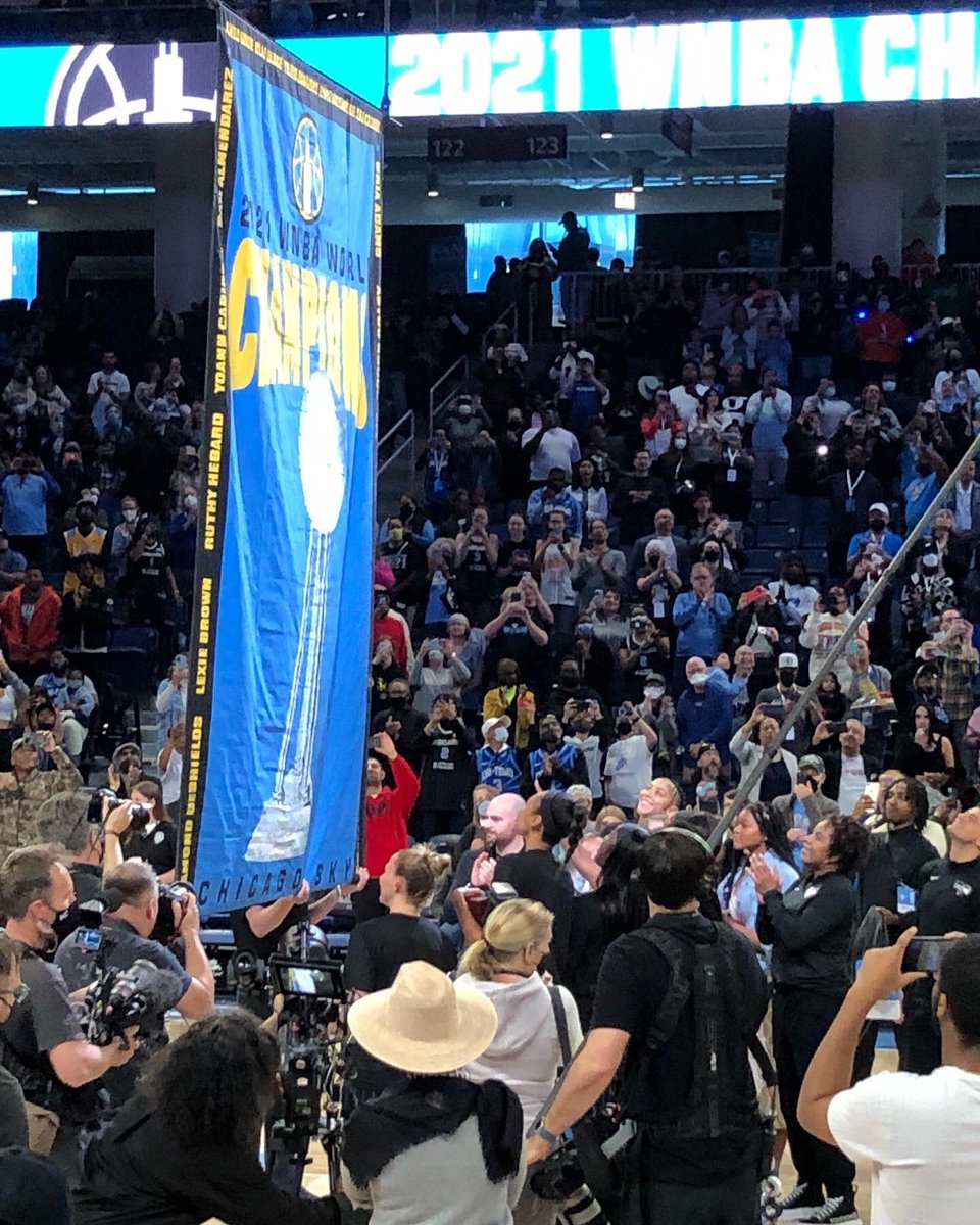 The .@chicagosky Championship banner going up! 🏆 #skytown #WNBATwitter