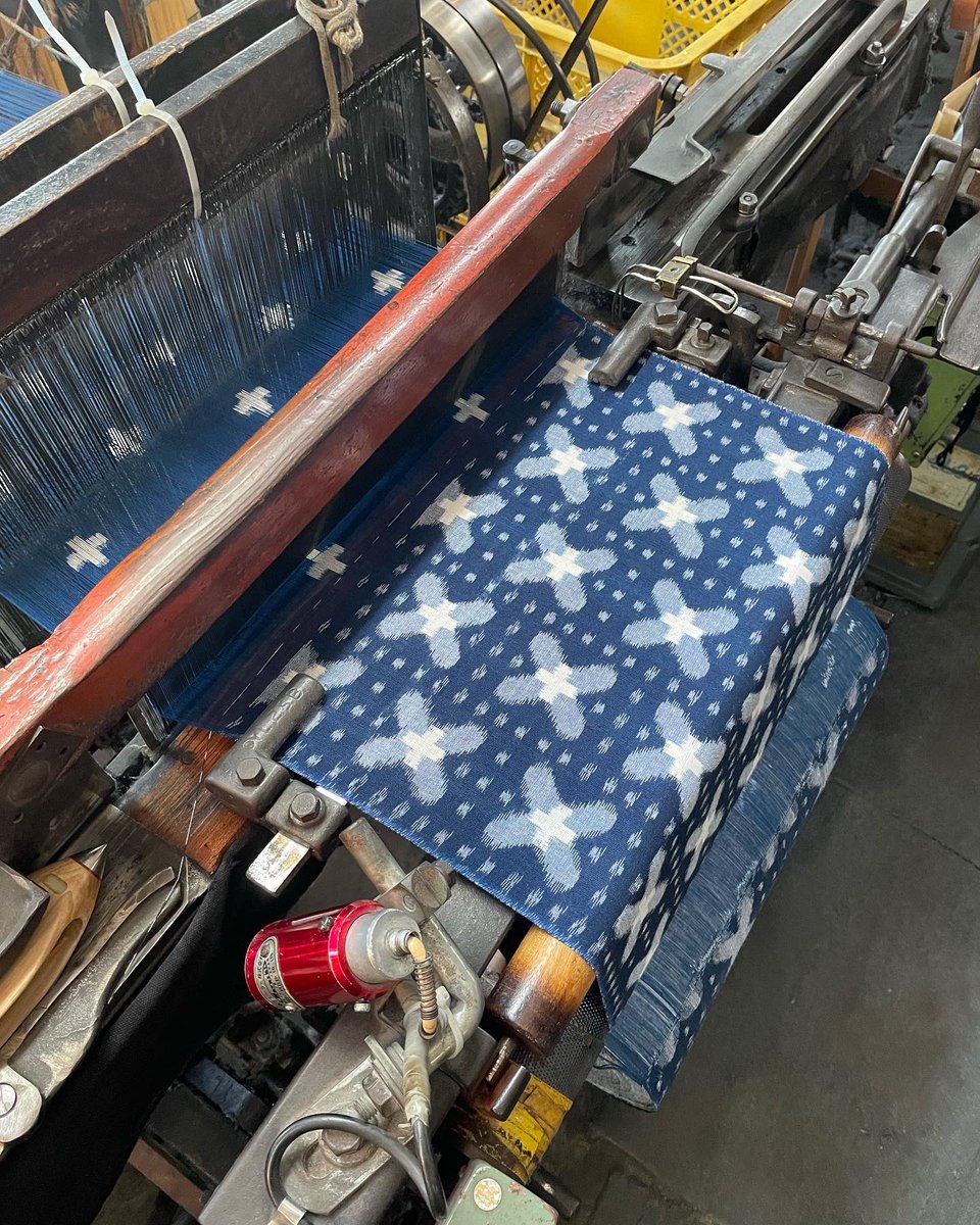 ＜シルケット加工糸について＞
シルクのような光沢を持たせる加工のことで主に綿糸を加工する場合が多いです。
発色性が向上することでシルクのような光沢が出るのと
毛羽が少なく弾力性（伸縮性）の少ない糸になります。布そのものの耐久性、耐光性は向上します。