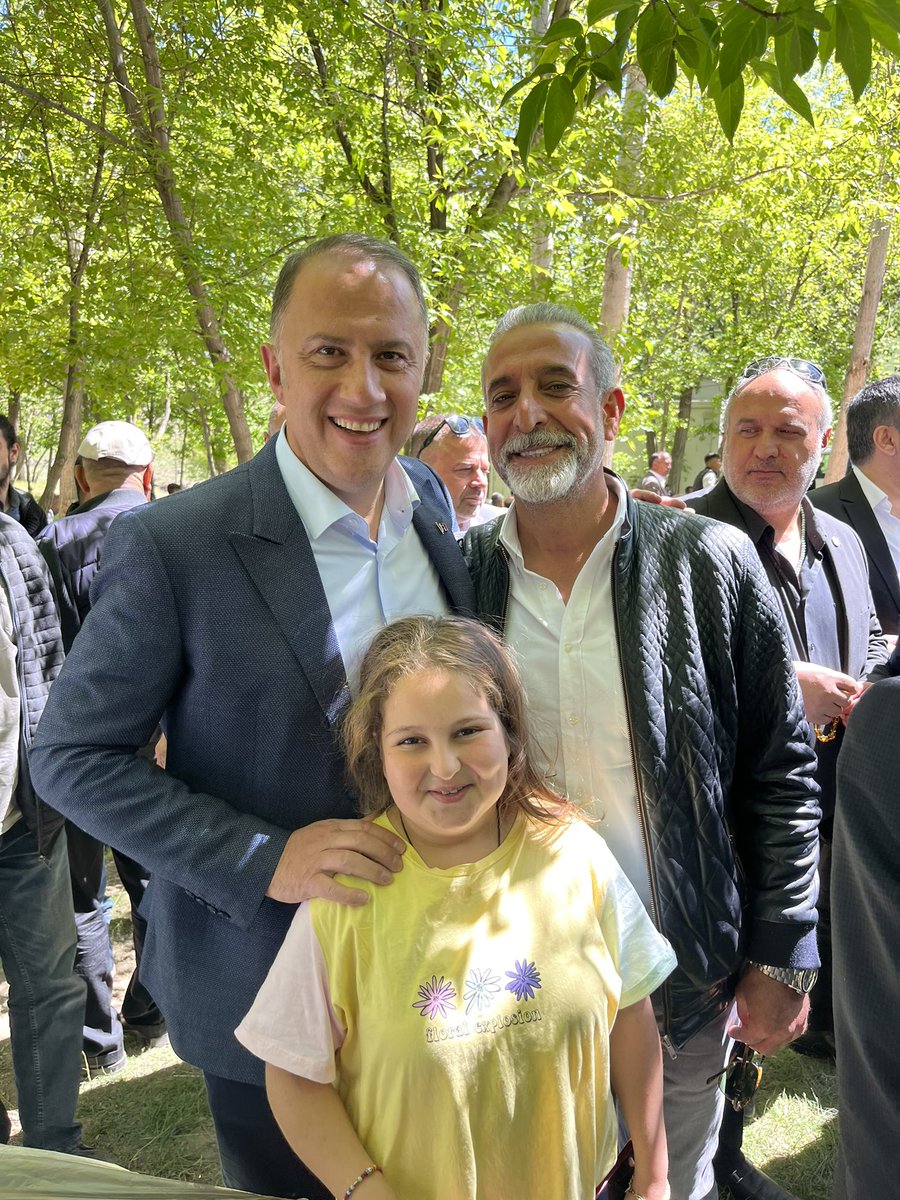 veyselyetkin338's tweet photo. İlimizi ziyaret için gelen istanbul büyükşehir belediye başkanı Ekrem imamoğlu ve beylikdüzü belediye başkanı Mehmet Murat çalık aile büyüğümüz Halit yetkin ile Hacı menduh erdoğan amcamın adına yapılacak olan cami temel atma töreninden https://t.co/9uS28T24B2