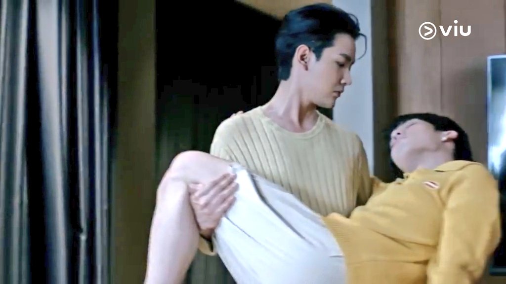 tatsupee's tweet photo. #CloseFriend2 EP.4
旦那sによるお姫様だっこx2🥰
けど、まだまだ波乱は続きそう😱‼️
#楽天TVでクロフレ2
#CloseFriend2EP4
#CloseFriendโคตรแฟน2
#OhmFluke #KimCop
cr : Viu Thailand https://t.co/uQB0nrDayX