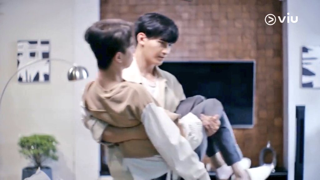 tatsupee's tweet photo. #CloseFriend2 EP.4
旦那sによるお姫様だっこx2🥰
けど、まだまだ波乱は続きそう😱‼️
#楽天TVでクロフレ2
#CloseFriend2EP4
#CloseFriendโคตรแฟน2
#OhmFluke #KimCop
cr : Viu Thailand https://t.co/uQB0nrDayX