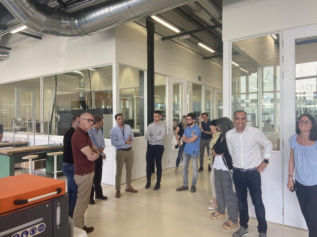 DFactoryBCN's tweet photo. 👉​@ARaymond_world ha visitado hoy las instalaciones de #DFactoryBCN🙌​ Estamos encantados de que hayan podido conocer este proyecto impulsado por @ConsorciZF y los laboratorios de tecnología 4.0 operados por @leitat_agenda. Compartimos el objetivo de impulsar la Industria 4.0💥 https://t.co/GFca4JDycH