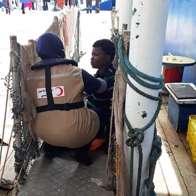 RaniaMachlab's tweet photo. Le CICR et Croissant-Rouge tunisien mettront tout en œuvre pour donner des réponses aux familles. Nous collaborons avec les autorités tunisiennes pour faciliter l'échange d'informations avec les pays d'origine des migrants et identifier les dépouilles mortelles. #migrantsdisparus https://t.co/iyRkFS6nLA
