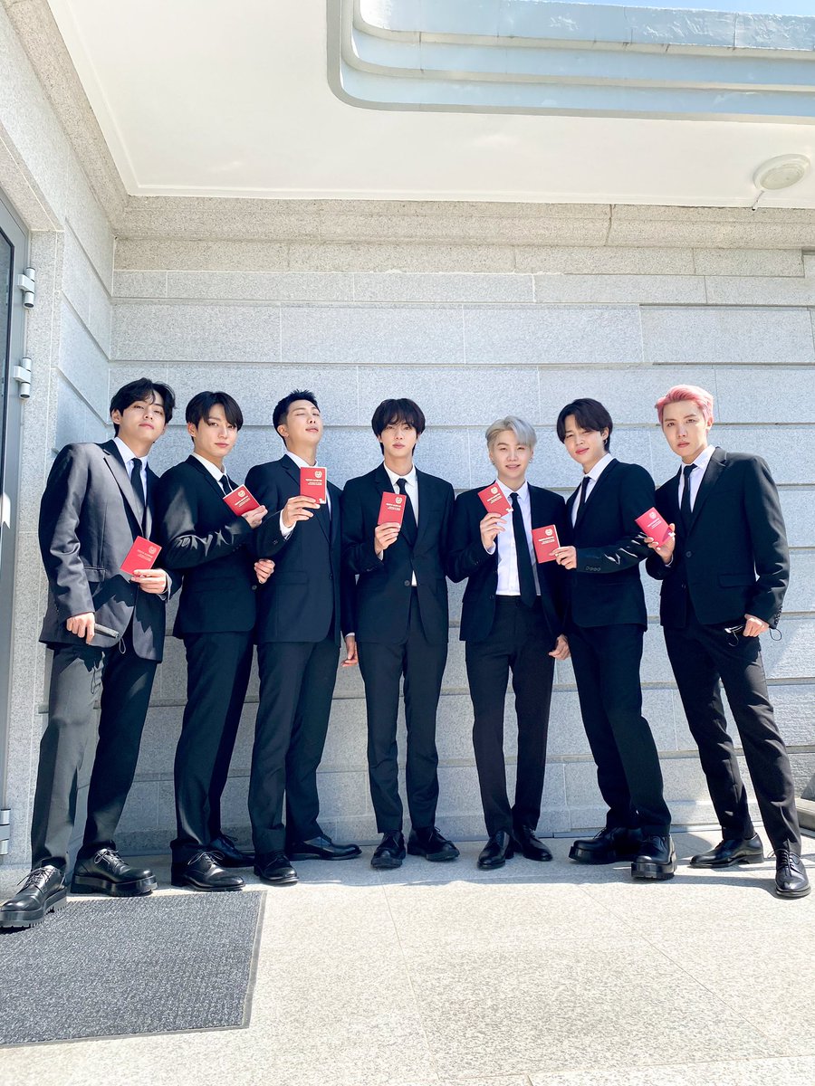 dogeonzha's tweet photo. SO PROUD OF THEM 🫰🫶💜💜💜💜 terimakasih untuk kerja keras kalian semua,
Terutama untuk Namjoon, mungkin tanpa kecerdasan dia belum tentu akan ada Bangtan yg sekarang.

BTS PAVED THE WAY

SO PROUD OF YOU BTS 💜
#BTSatTheWhiteHouse https://t.co/wLAliXPdNj