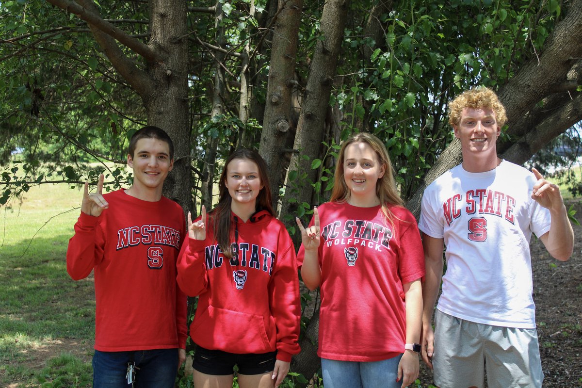 wlincolnhs's tweet photo. WLHS Seniors sporting t-shirts for their post-secondary choices! 
As Dr Seuss would say, "Congratulations!
Today is your day.
You're off to Great Places!
You're off and away!"
#westisbest #LCSCreatingANewPath part 3 https://t.co/5u2sJ9K5WX