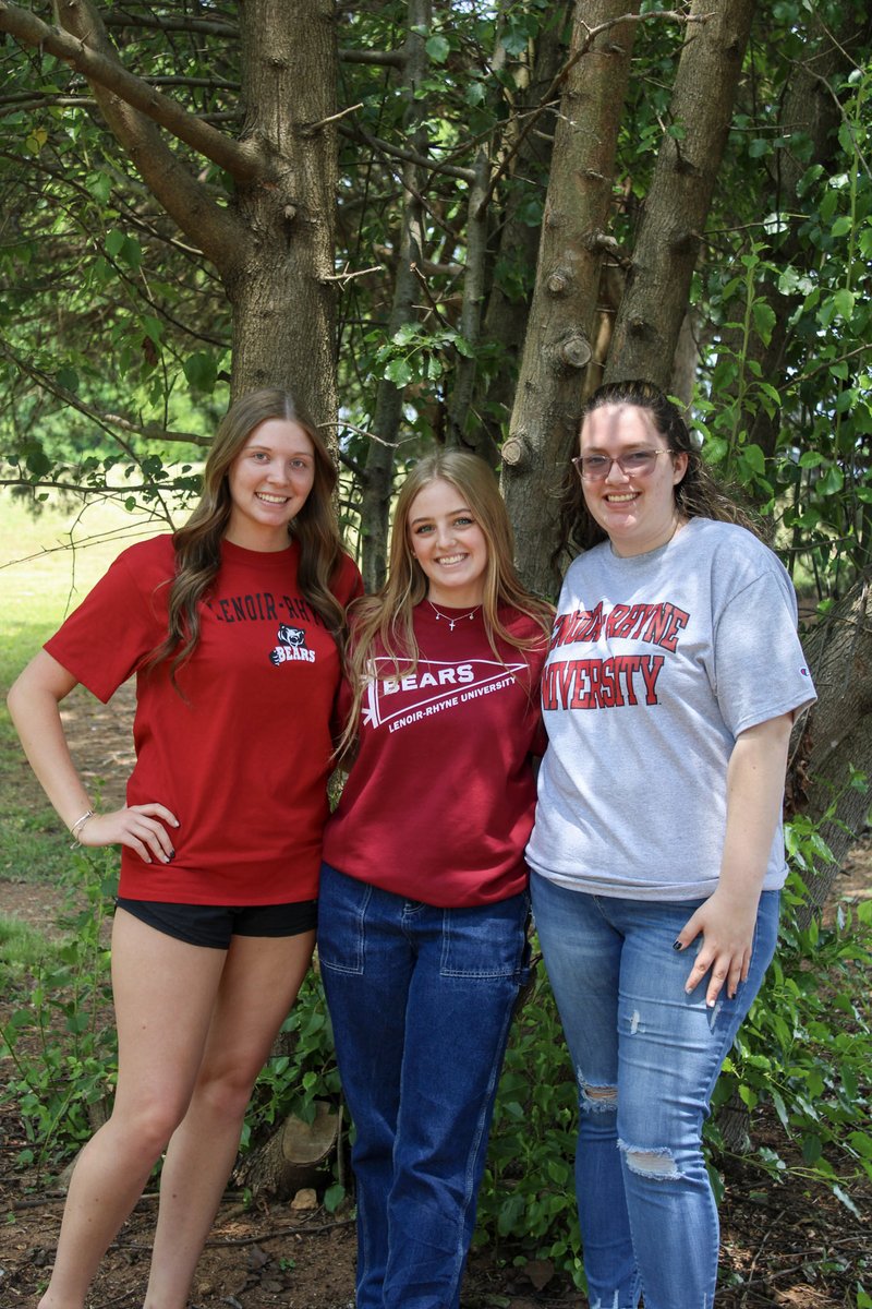 wlincolnhs's tweet photo. WLHS Seniors sporting t-shirts for their post-secondary choices! 
As Dr Seuss would say, "Congratulations!
Today is your day.
You're off to Great Places!
You're off and away!"
#westisbest #LCSCreatingANewPath part 4 https://t.co/6YnX0E1xHT
