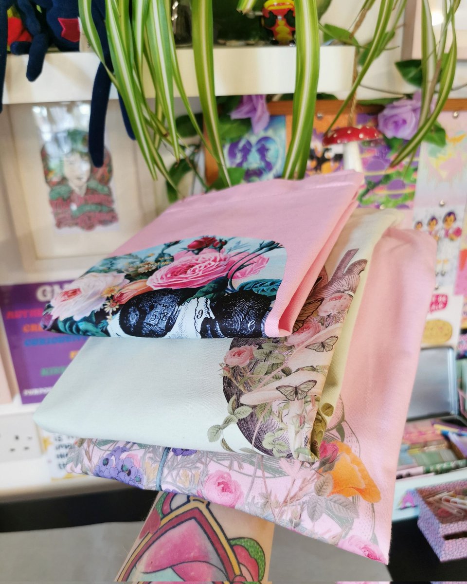 Grunge__Monkey's tweet photo. Super Cute Customer Order 💌
How lovely is this combination of products 😍😍😍 alll the florals and pink, so dreamy!
All your orders have been made, packed and sent from our favourite place in the whole world...our workshop 😜💜
#forestfae
#grungemonkey #customerorders https://t.co/227LMYgBac