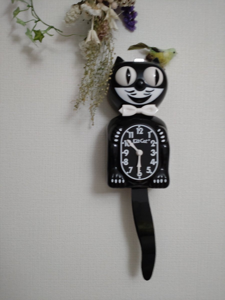 g_u__r_e's tweet photo. 1枚目は先代が動かなくなり、せめて可愛く飾ってあげようと仕上げてみたもの。

2枚目は今壁で頑張ってる子。

数年前に一目惚れして買ったもの。ちょっとうるさいけど大事なもの
#KitCatclock https://t.co/h7bPUpybJA