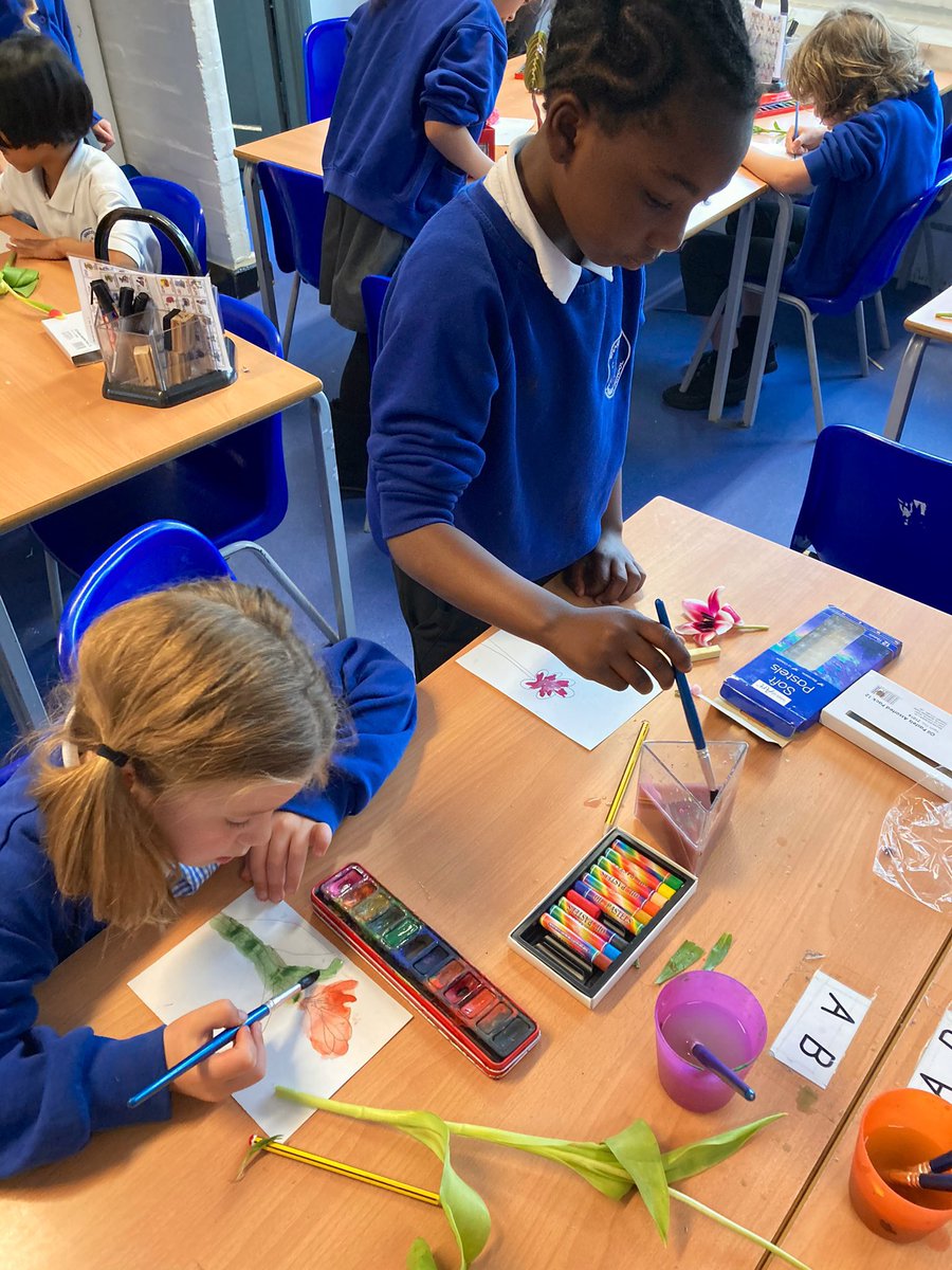 ShacklewellE8's tweet image. Year 2 loved doing observational drawings of flowers 💐🌻 #NWFed #Art #Creativity