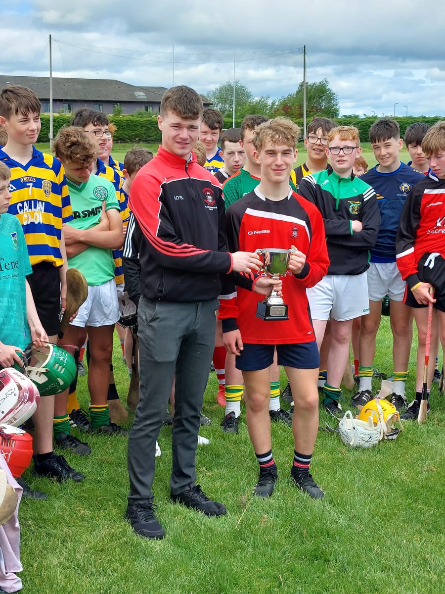 Our senior hurling captain Adam O Sullivan presenting the Br Damien Cup to the captain of the winning Arles team Shane McGrath.
