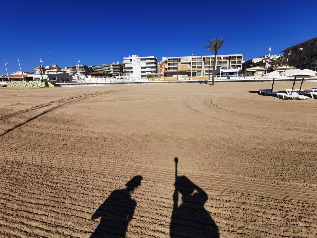 jipagan_'s tweet photo. Jornada de trabajo de campo realizando el seguimiento del estado de las playas de Guardamar. En playa #ElsVivers 0m ancho de playa y la retro retaluzando y haciendo retroceder aún más la cresta de la mota @luisbanon... En #PlayaCentro parece más estable, a ver qué dice el GPS🛰️ https://t.co/KoB4PF31TI