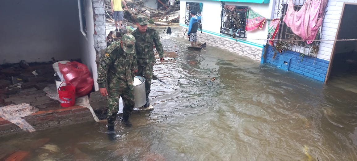 Ejercito_Div5's tweet photo. Nuestros soldados del #Biter8, siguen apoyando a la comunidad del barrio La Trinidad en Santa Rosa de Cabal #Risaralda, los desastres naturales no son razón para perder la fe.
#OctavaBrigada
#SoldadoEsServicioSocial https://t.co/xcr1fQwJho
